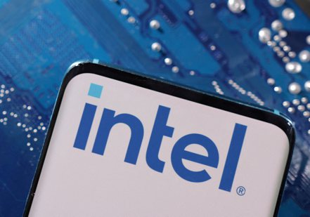 大陸數碼博主將龍芯3A600晶片與英特爾（Intel）進行跑分對比，發現龍芯該款晶片性能提升，但距離英特爾仍有不小的差距。 (路透)