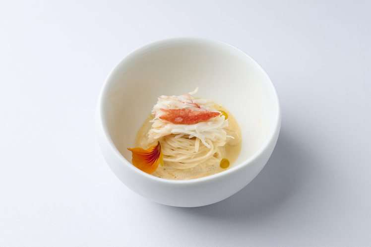 北海道帝王蟹、黃酒、金蓮花油醋、花枝細麵。圖／芃卓法式餐廳提供