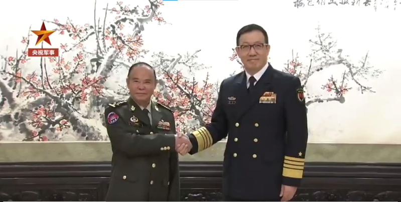 大陸防長董軍（右）25日會見來訪的柬埔寨陸軍司令毛索潘，官方也公布相關畫面。圖／截自微博央視軍事