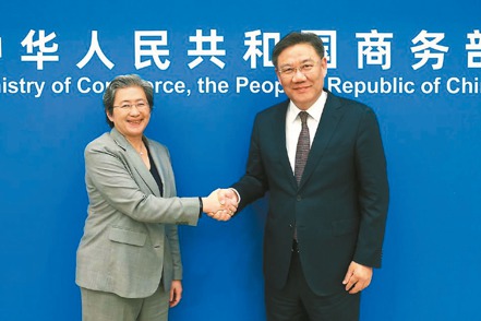 大陸商務部部長王文濤（右）會晤AMD董事會主席蘇姿丰。 （取自陸商務部官網）