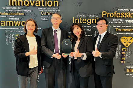台灣人壽以「理賠AI智能平台」贏得CELENT模範保險公司獎2024年度最大獎，為台灣第一家獲此殊榮的保險公司，代理總經理謝壯堃（左二）與團隊共享榮耀。 台灣人壽／提供