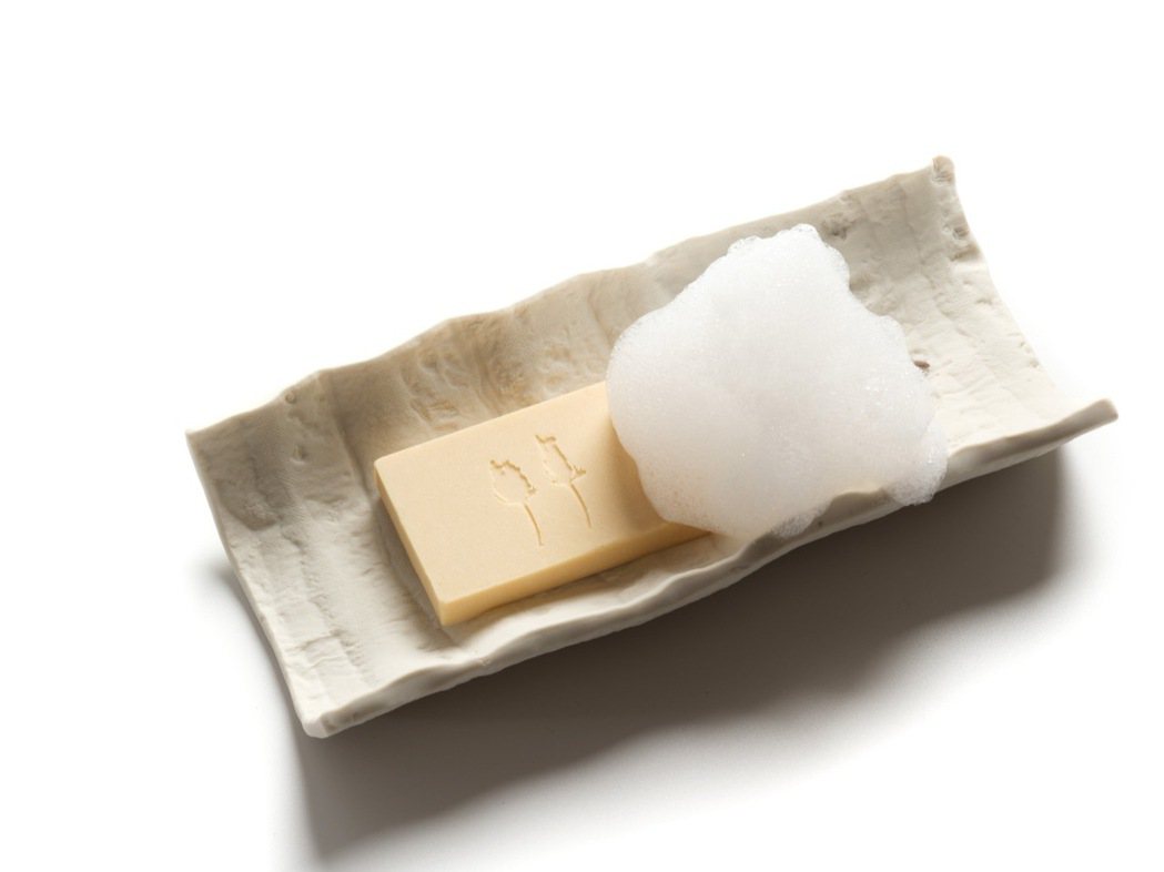 甜點「SOAP BAR」主體以蛋白霜、太妃糖、奶油與牛奶製成，再加入萃取薰衣草、...