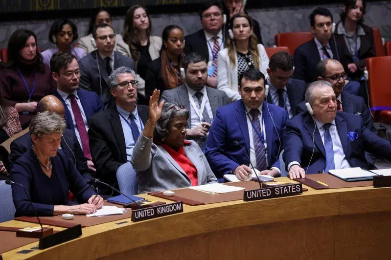 聯合國安理會通過決議要求以色列在加薩地區立即停火，美國駐聯合國代表托馬斯─格林菲爾德(前中)投下棄權，沒有動用否決權。 美聯社