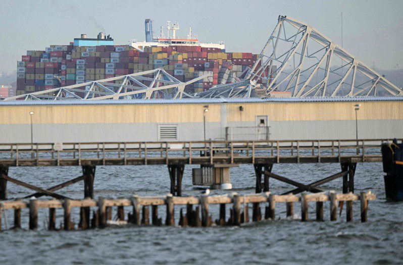 美國馬里蘭州巴爾的摩港基伊大橋26日凌晨遭貨櫃輪撞上後坍塌。 法新社