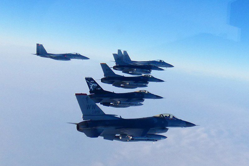 日本內閣會議今天同意一項出售未來次世代戰機到其他國家的計畫。圖為日本空中自衛隊F-15戰機與美軍F-16戰機今年2月在日本海上空聯合演習。歐新社