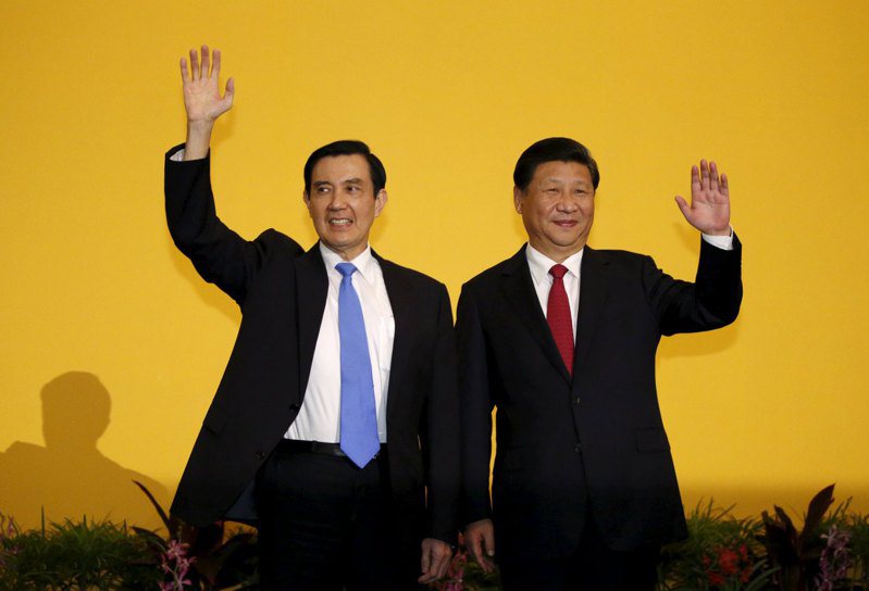 前總統馬英九4月1日訪問中國，外傳不排除有「馬習二會」可能。馬英九（左）和習近平於2015年在新加坡舉行1949年來兩岸領導人的首次會晤。（路透）