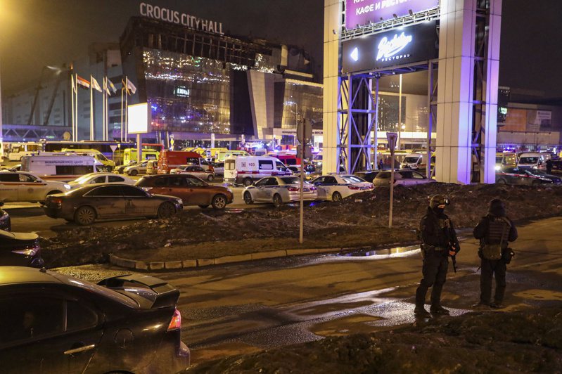 路透社引述消息人士報導，俄羅斯調查人員今天在塔吉克訊問被控犯下莫斯科近郊一座音樂廳恐攻事件4名犯嫌的家屬。歐新社