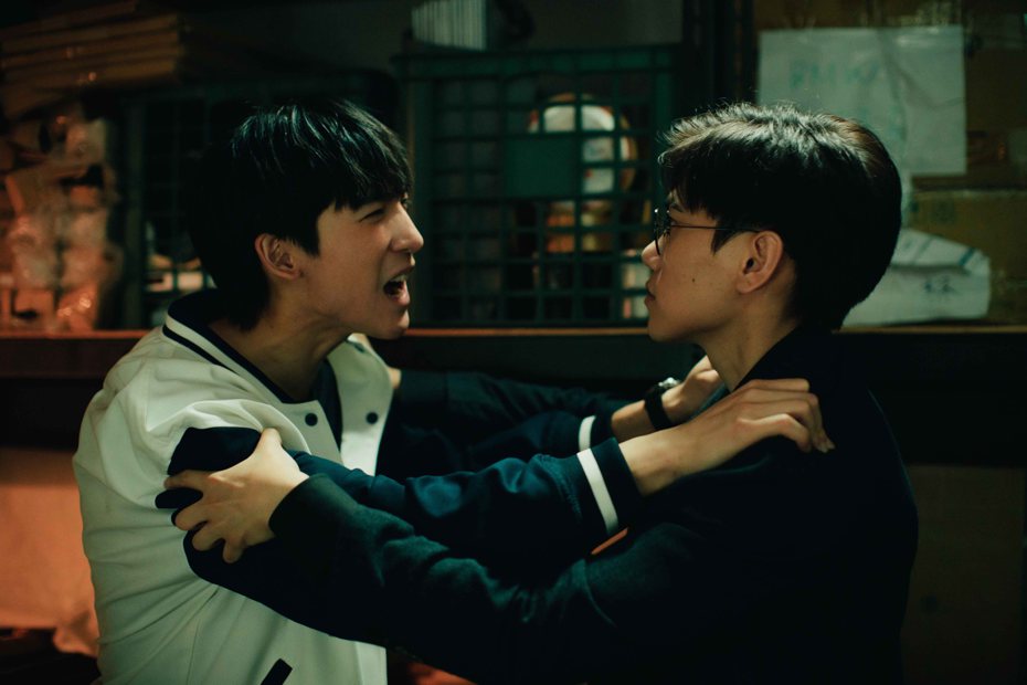 邱宇辰(右)、黃宏軒拍酒醉強吻戲，拉扯互動超真實。圖／結果娛樂提供