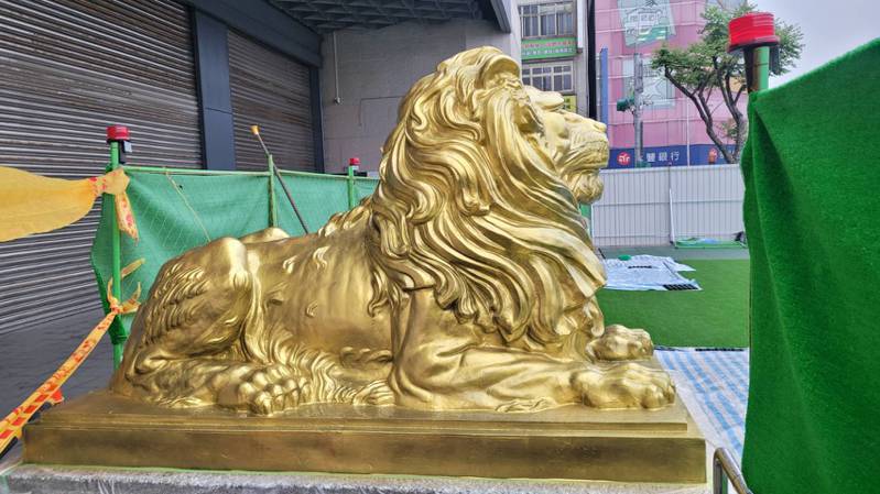 基隆文化中心38年銅獅變金獅挨批俗，文化局說僅為底漆，最後會回復原有的黑銅色。記者游明煌／攝影