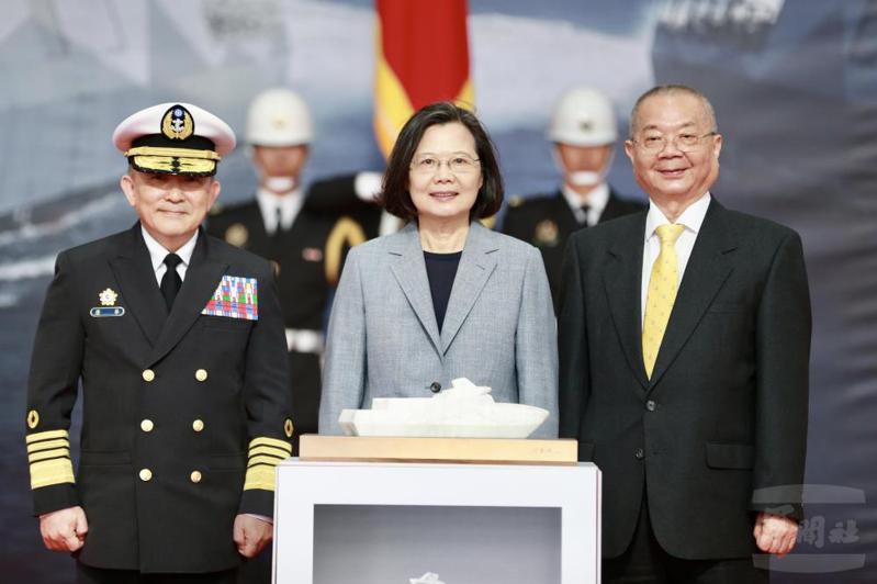 龍德造船公司董事長黃守真（右）與海軍司令唐華上將（左），共同呈獻艦艇模型給蔡總統。圖/軍聞社