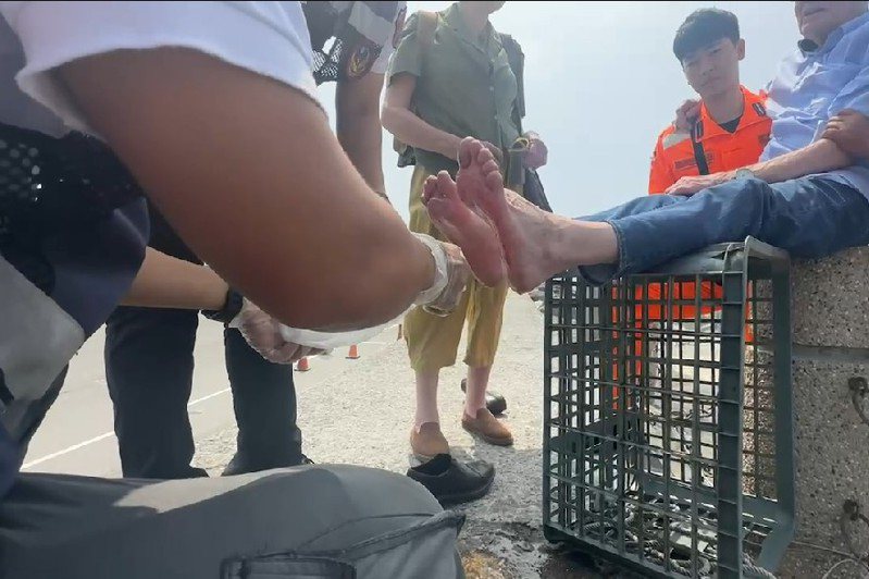 高雄今天出現豔陽，一名外籍男子在西子灣遭沙灘「燙傷」送醫。記者張議晨／翻攝