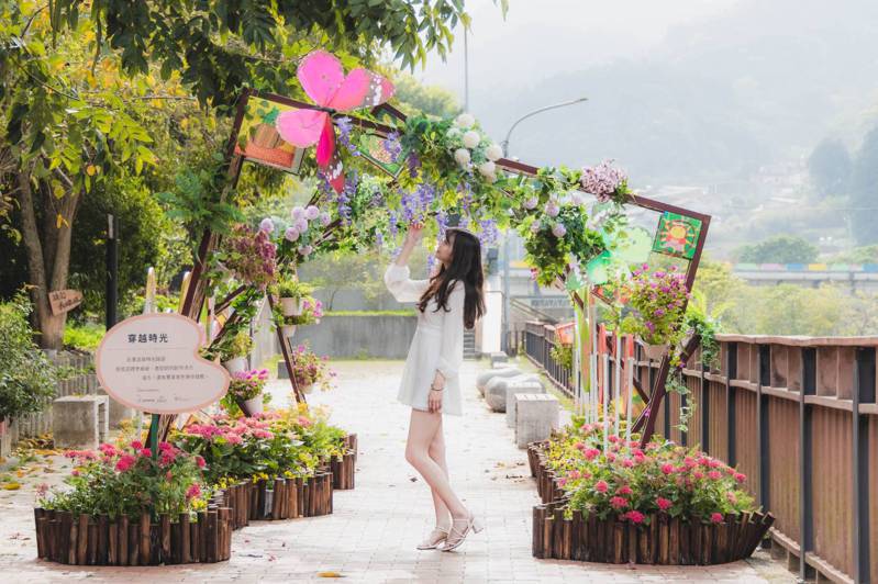 「南庄花卉節」將於3月30日登場，今年以「漫舞時光」為題，設置了8公尺高的摩天輪音樂盒等5組花卉主題裝置藝術，都是拍照打卡不能錯過的景點。圖／參山處提供