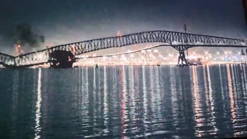 美國馬里蘭州橫跨外巴爾的摩港的法蘭西斯．史考特．基伊大橋當地時間26日凌晨遭貨船撞上後，橋身斷成數截落入水中。照片翻攝：X / Hayward Jablomi