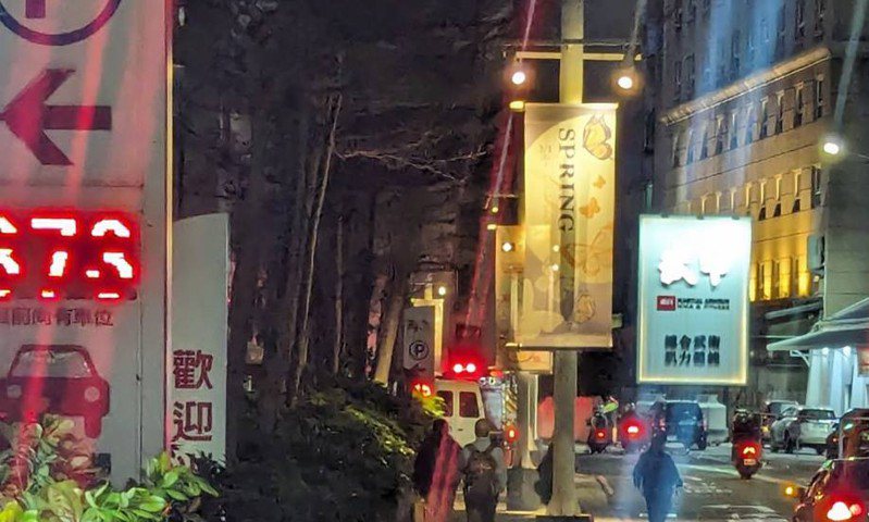 新竹知名百货「Big City远东巨城购物中心」，今天傍晚5时许涌入多台消防车，令逛街民众讶异。图／民众提供