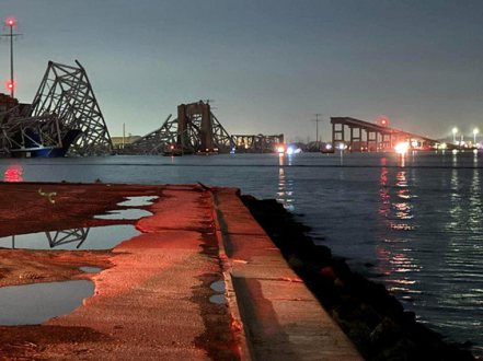美國馬里蘭州巴爾的摩港基伊大橋26日凌晨遭貨櫃輪撞上後坍塌。路透