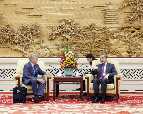 中共外辦主任兼外長王毅（右）26日會見了知名國關學者艾利森。圖／取自大陸外交部官網