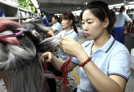 河南許昌瑞貝卡髮製品公司員工加工假髮。 （許昌市委宣傳部公眾號）