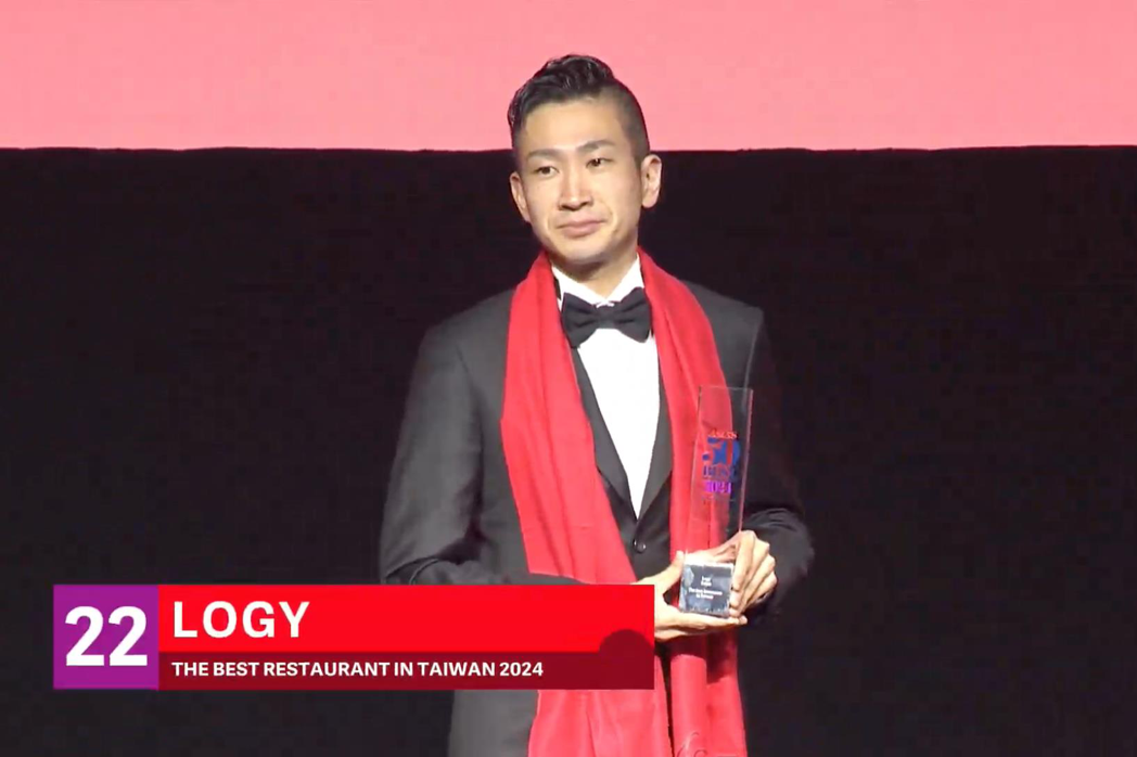 「logy」主廚田原諒悟親赴韓國首爾領獎。圖／翻攝自亞洲50最佳餐廳直播。