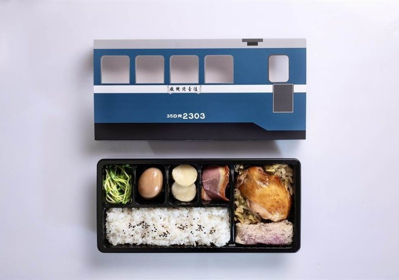 台铁响应文化部主办的「2023台湾文博会」，推出以「蓝皮柴油客车」作为便当盒外观造型的「铁博特色便当」。台铁提供