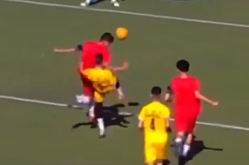 紅色球衣的賈扎爾被踢中腹部。 截圖自X影片畫面