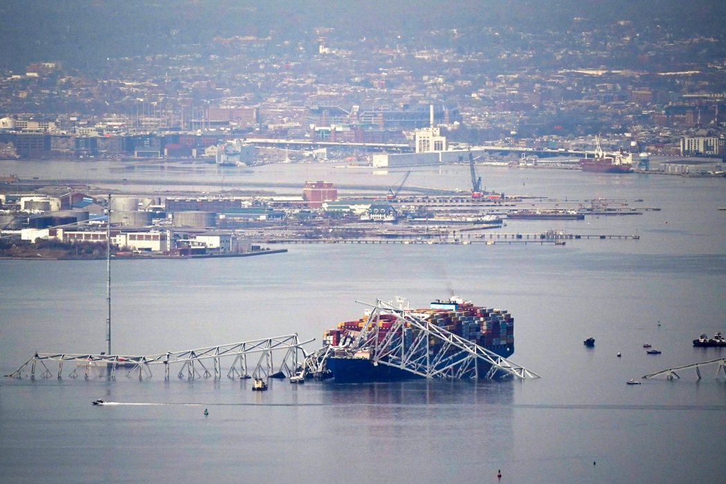 巴爾的摩凱伊橋遭「DALI號」貨輪撞毀，港口運輸恐受影響。 圖／路透社