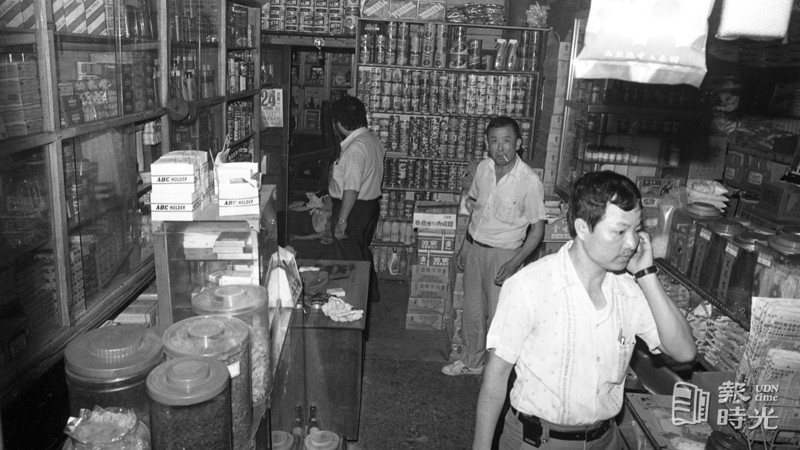 台北市民生東路謝榮豐商店發生雙屍命案，圖為命案現場。圖／聯合報系資料照（1984/06/25 本報記者攝影）
