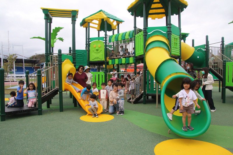 台東首座旗艦兒童公園，今天正式開放啟用，吸引不少家長帶孩子、老師帶孩童搶先體驗，小朋友玩得不亦樂乎，大人們也安心放心。記者尤聰光／攝影