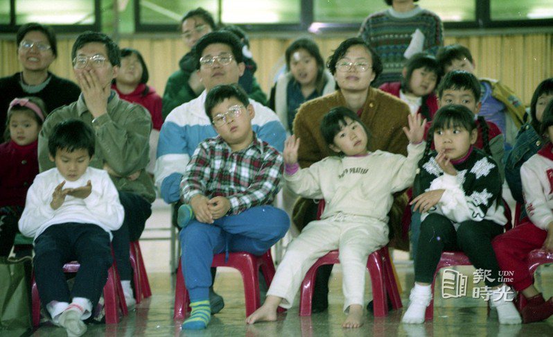 「毛毛蟲實驗學苑」在台北縣新店市廣興山區開學，學校的「師生相認」儀式中，毛毛蟲的老師們在圓心中站成一排，三十個孩子依低年級到高年級的順序，一個一個唱名，來到老師面前，師生相認。圖／聯合報系資料照(1994/02/25  林建榮攝影)
