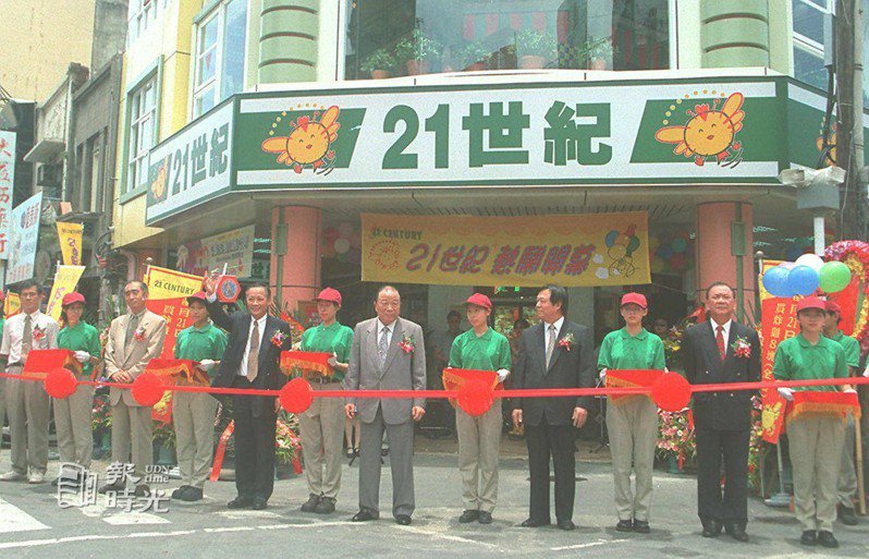 二十一世紀炸雞第二十一家店昨天開幕，統一企業集團總裁高清愿（右六）親自剪綵。圖／聯合報系資料照（1998/07/21 黃文記攝影）