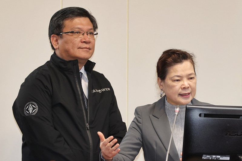 經濟部長王美花（右），圖左為經濟部次長曾文生。聯合報系資料照／記者林伯東攝影