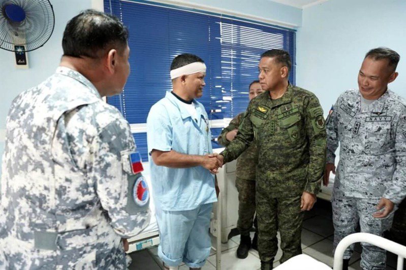 菲律賓參謀總長布勞納（前右2）、因強力水柱受傷的人員（左2）。 中央社／菲律賓軍方提供