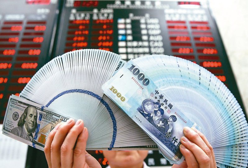 台北外匯市場新台幣兌美元今天收31.998元，重貶1.02角。聯合報系資料照片