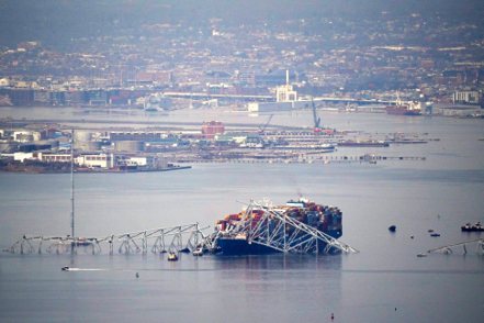 美國巴爾的摩「法蘭西斯史考特基伊大橋」（Francis Scott Key Bridge）遭貨輪撞擊後坍塌。路透