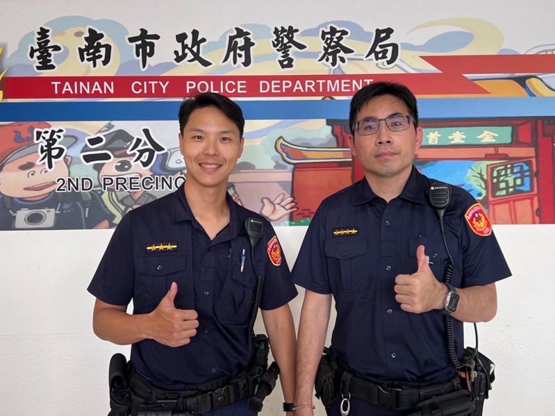 台南市警二分局南门派出所警员李英志（左）、巡佐邱汉文（右），向老翁说明类似诈骗案例，他才没有汇款。记者黄宣翰／翻 摄