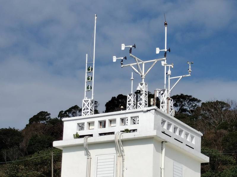 大武气象站目前还保有风力塔挂旗、玻璃球信号灯及信号灯开关的气象站，据气象活历史。记者尤聪光／摄影