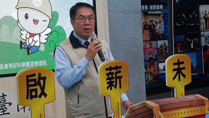 國土法傳出擬「踩煞車」，台南市長黃偉哲上午說，尊重中央，盼在國土規畫及地方民意之間取得平衡。記者謝進盛／攝影