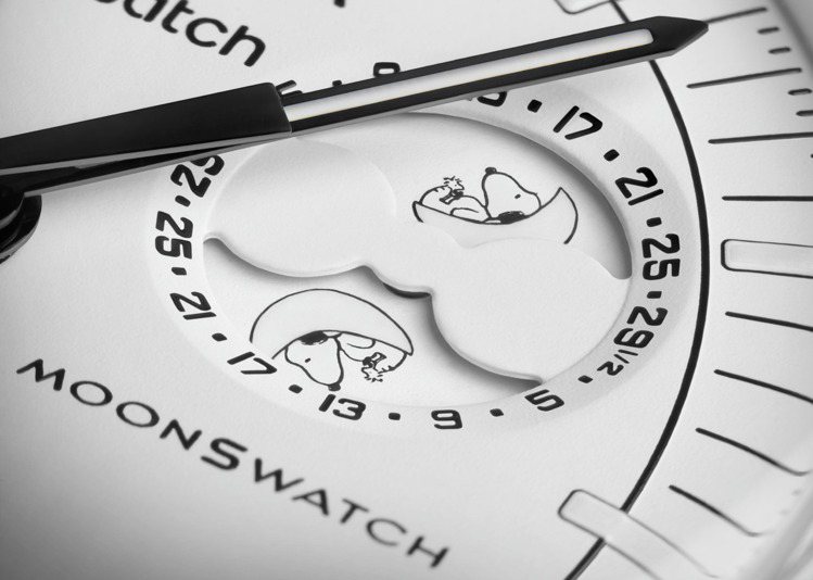 Swatch以Omega在1970年時獲美國太空總署頒贈Silver Snoopy獎為依據，推出兼備月相和計時碼表功能，同時裝飾史奴比圖騰的聯名MoonSwatch腕表。圖／Swatch提供