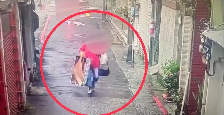 监视器画面拍下，一名女子涉嫌偷走行李箱。记者翁至成／翻摄