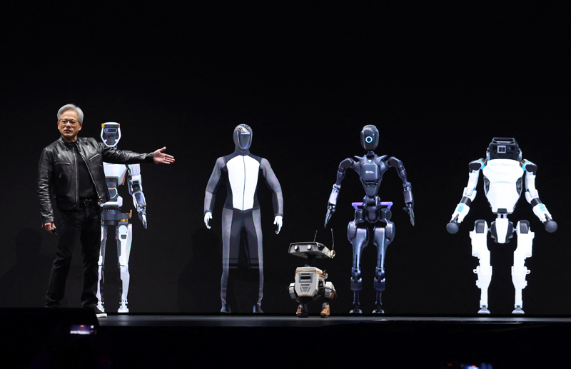 黃仁勳在2024年GTC AI大會上身旁的人形機器人引發關注。法新社