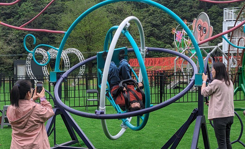物理游乐场内的「人体陀螺仪」，拥有3个旋转轴，3轴往不同方向旋转，民众乘坐其中将体验天旋地转的失重感。记者陈敬丰／摄影