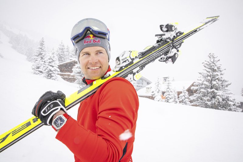 滑雪好手Alexis Pinturault，并与RICHARD MILLE推出了联名的RM 67-02超薄自动上链腕表，并在激烈的雪地赛事中实际配戴。图／RICHARD MILLE提供