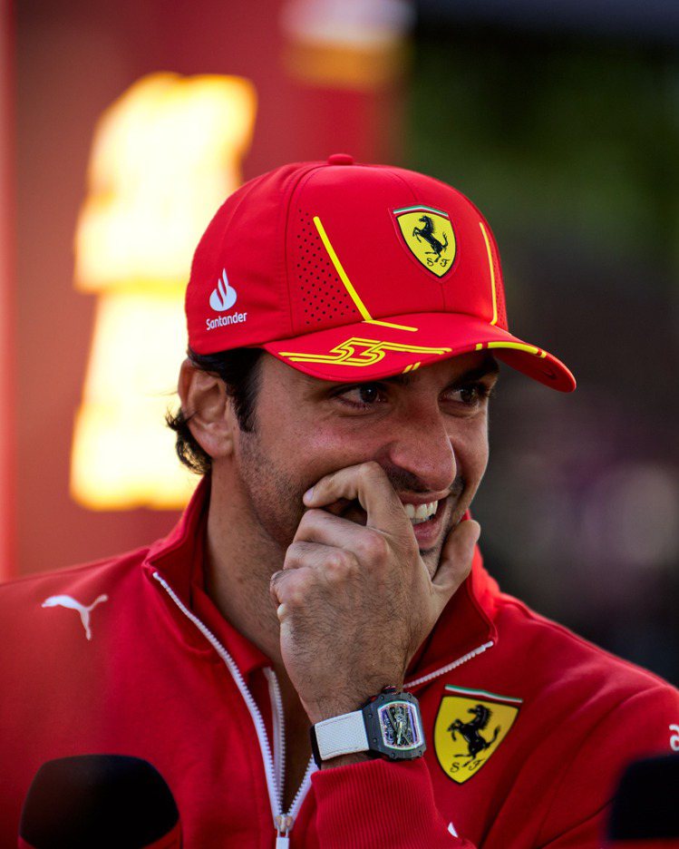 RICHARD MILLE不僅與Ferrari F1車隊合作，車手Carlos Sainz手上也配戴的RICHARD MILLE腕表。圖／翻攝自 IG @ scuderiaferrari