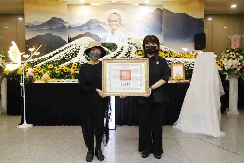 文化部政務次長李靜慧（右）代表頒贈總統褒揚令，由黃永松夫人李南華女士（左）代表受贈。圖／文化部提供