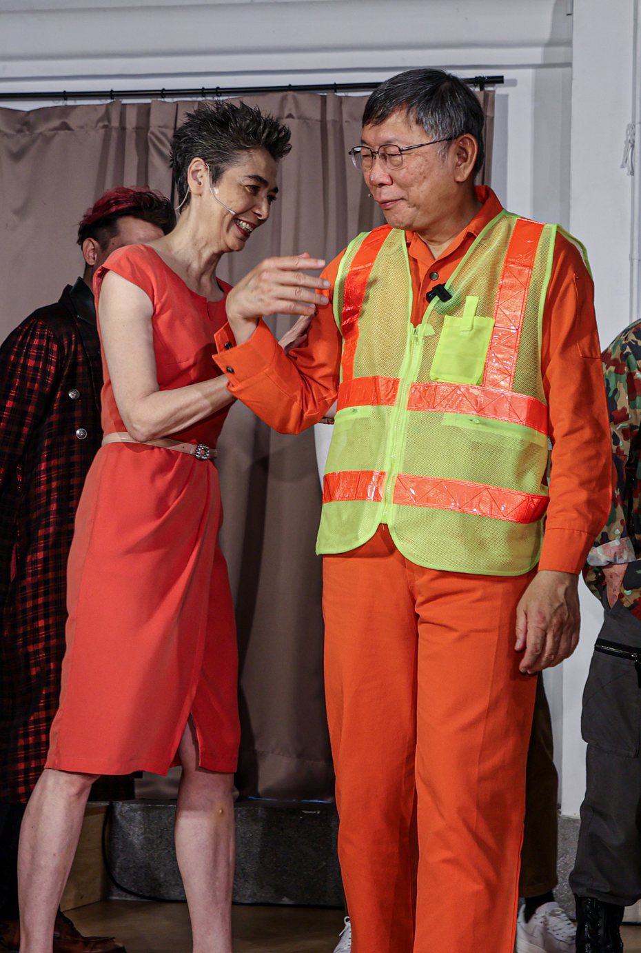 民眾黨主席柯文哲（右）與演員賴佩霞（左）將一同出演由全民大劇團主導的「倒垃圾」音樂劇。記者曾原信／攝影