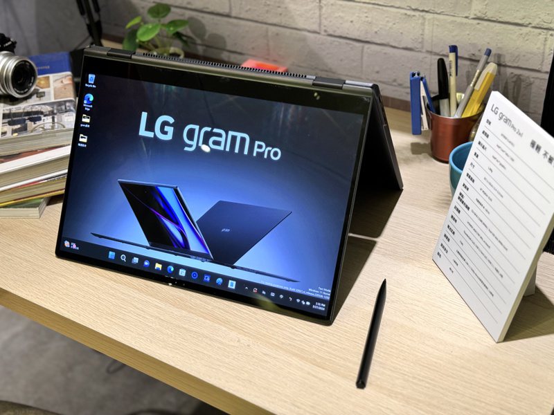 LG gram Pro 2-in-1為最輕的16吋翻轉觸控筆電，360度翻轉觸控螢幕，擁有5種翻轉模式，搭配磁吸式觸控筆，完美應對各種情境。記者黃筱晴／攝影