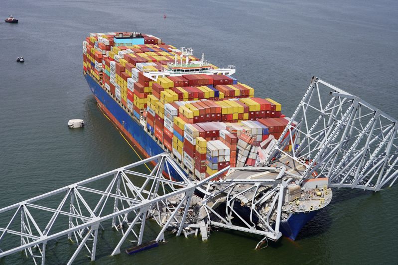 分析師評估，巴爾的摩基伊大橋26日遭貨櫃輪撞塌，勢必重創當地經濟，但對美國整體經濟影響輕微，也不至於嚴重擾亂海運貿易。路透