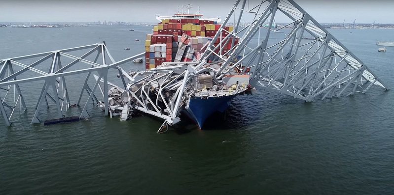 巴爾的摩基伊大橋26日遭貨櫃輪「達利號」撞毀。法新社