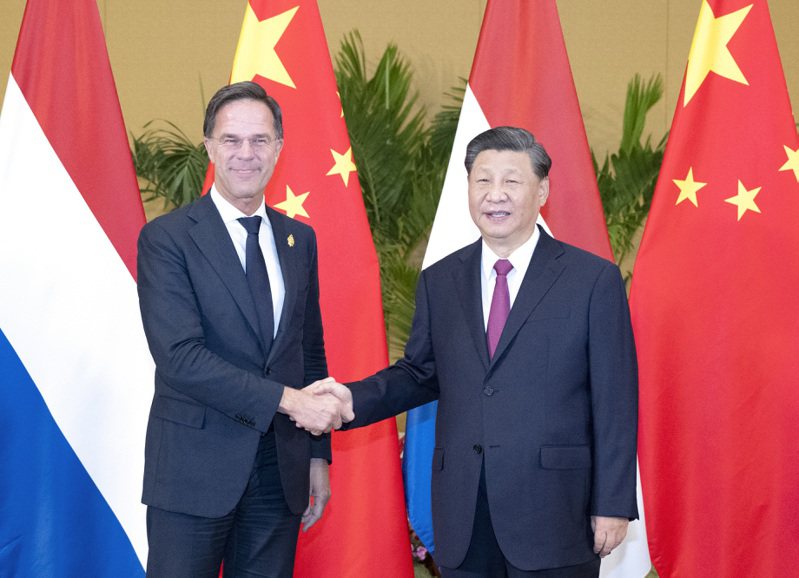 荷蘭首相呂特訪問大陸，大陸國家主席習近平就科技發展議題表態「任何勢力都無法阻遏中國科技發展進步的步伐」。圖為習近平（右）與呂特（左）2022年11月15日在峇里島會晤。（新華社）