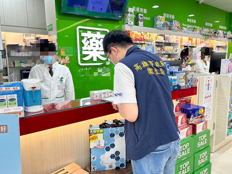 高雄市衛生局至賣場，查核日本小林製藥紅麴相關產品是否下架。圖／高雄市衛生局提供