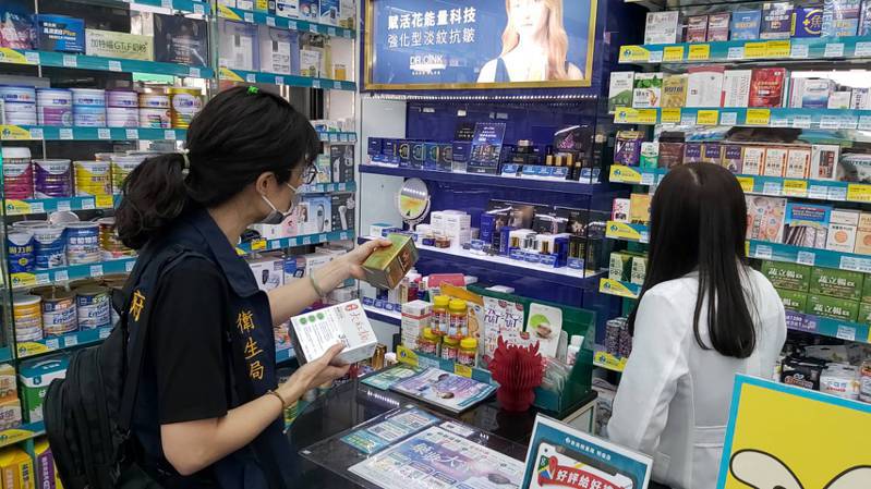 高雄市卫生局至卖场，查核日本小林制药红曲相关产品是否下架。图／高雄市卫生局提供